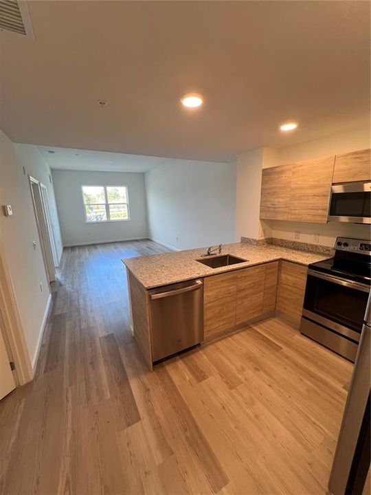 For Rent: $1,800 (1 beds, 1 baths, 695 Square Feet)