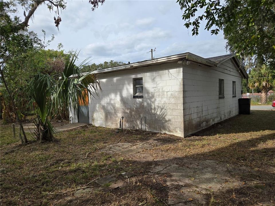 For Sale: $94,900 (3 beds, 3 baths, 1264 Square Feet)