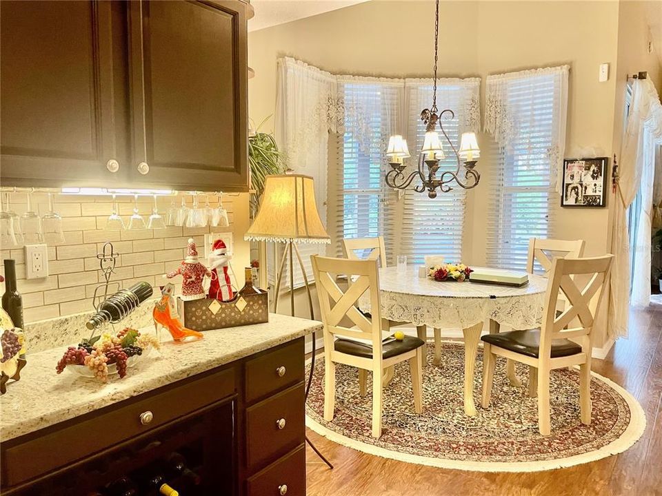 DESK/DRY BAR  off of BREAKFAST NOOK.