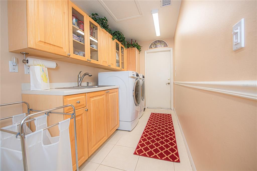 NICE INDOOR UTILITY ROOM WITH DOOR LEADING TO GARAGE.