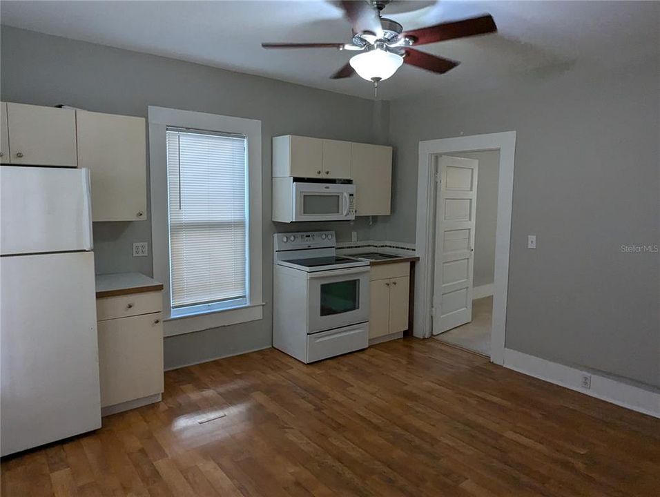 For Rent: $1,050 (1 beds, 1 baths, 350 Square Feet)