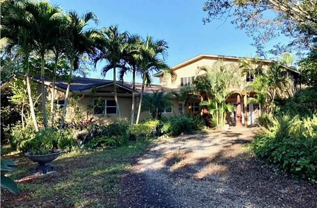 Recently Sold: $945,000 (5 beds, 2 baths, 3431 Square Feet)