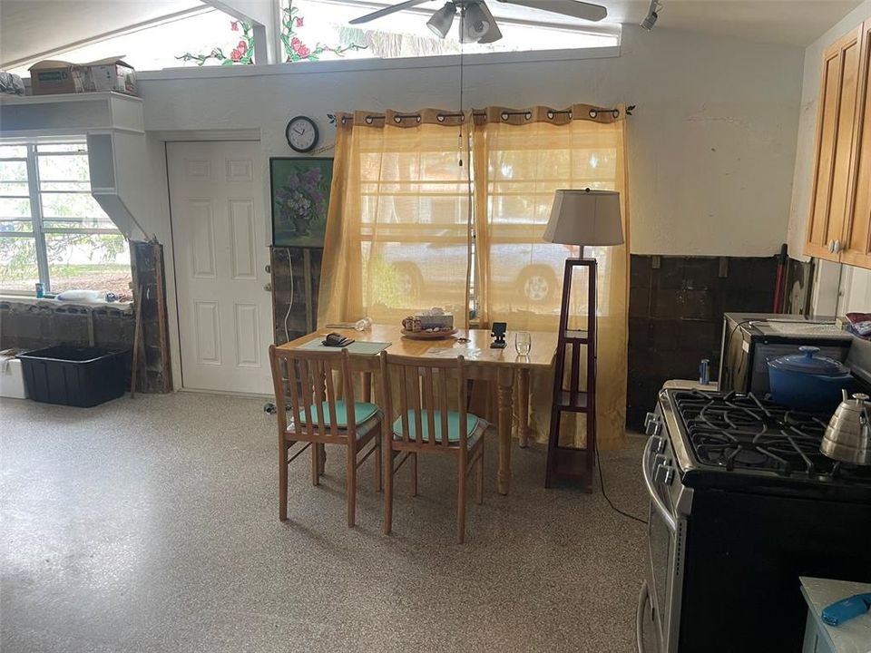 For Sale: $495,000 (2 beds, 1 baths, 1093 Square Feet)