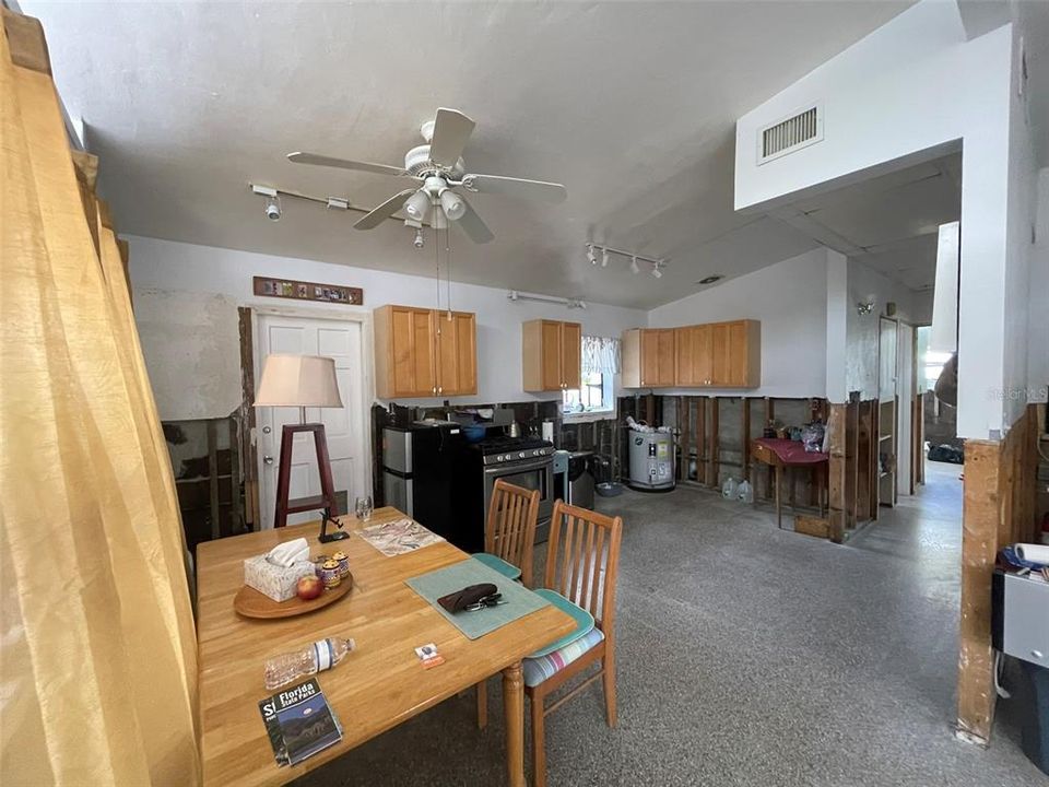 For Sale: $495,000 (2 beds, 1 baths, 1093 Square Feet)