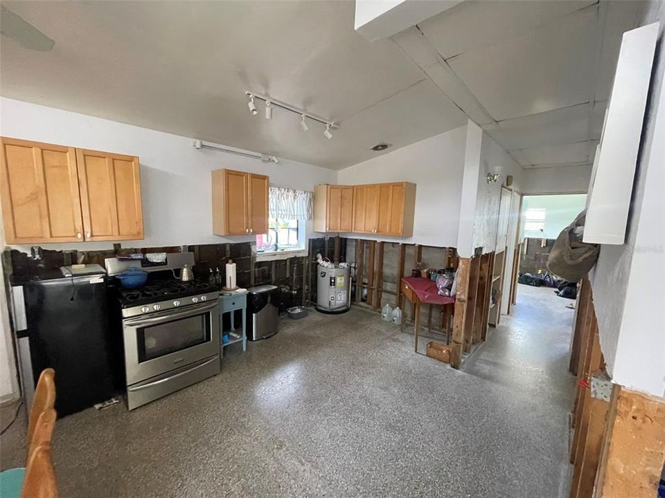 For Sale: $495,000 (2 beds, 1 baths, 1093 Square Feet)