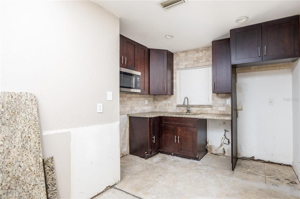 For Sale: $250,000 (3 beds, 1 baths, 1179 Square Feet)