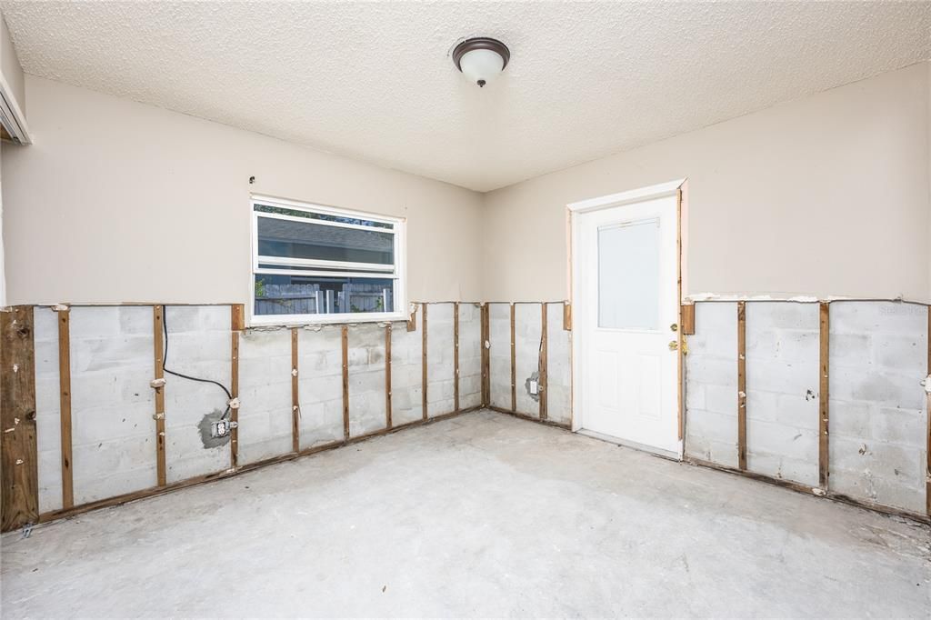 For Sale: $250,000 (3 beds, 1 baths, 1179 Square Feet)