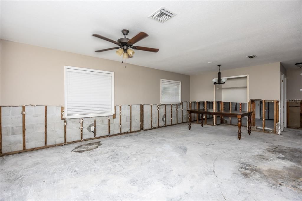 For Sale: $250,000 (3 beds, 1 baths, 1179 Square Feet)