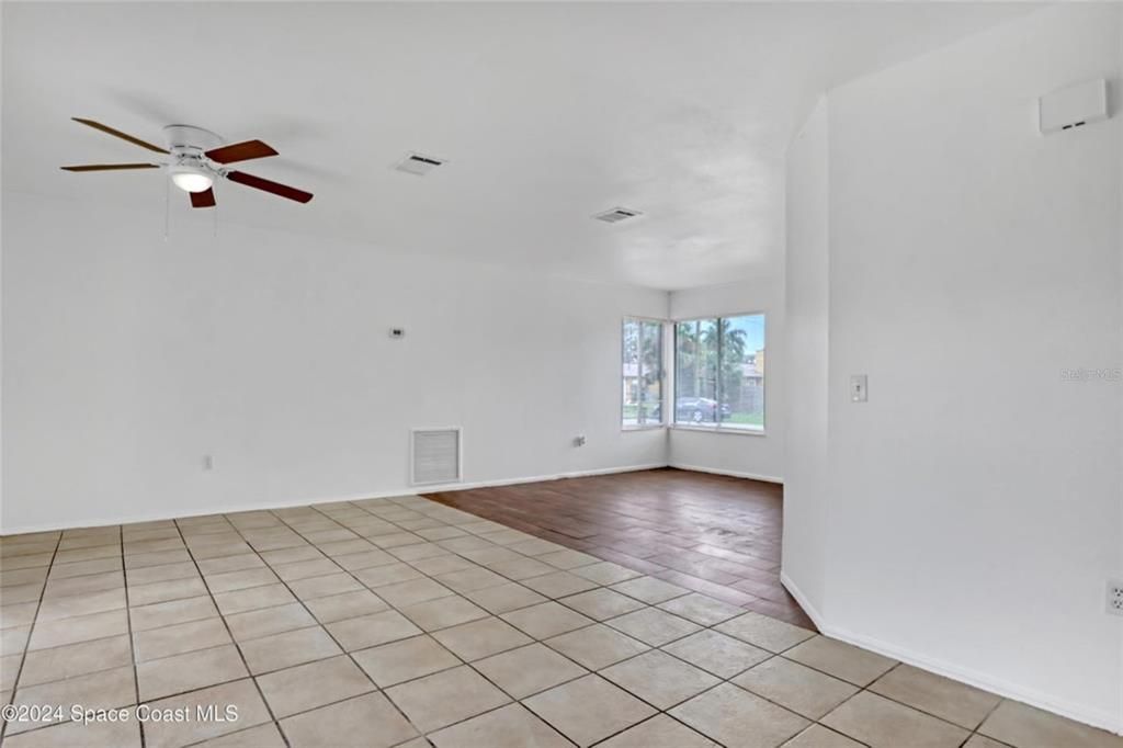 For Sale: $265,000 (3 beds, 2 baths, 912 Square Feet)