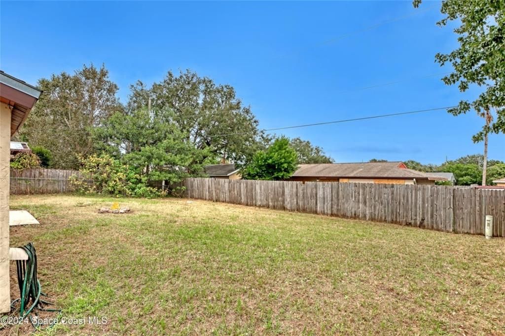 For Sale: $265,000 (3 beds, 2 baths, 912 Square Feet)