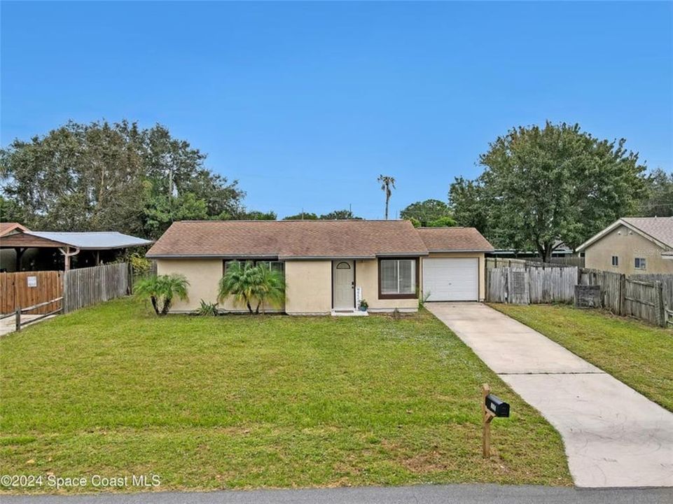 For Sale: $265,000 (3 beds, 2 baths, 912 Square Feet)