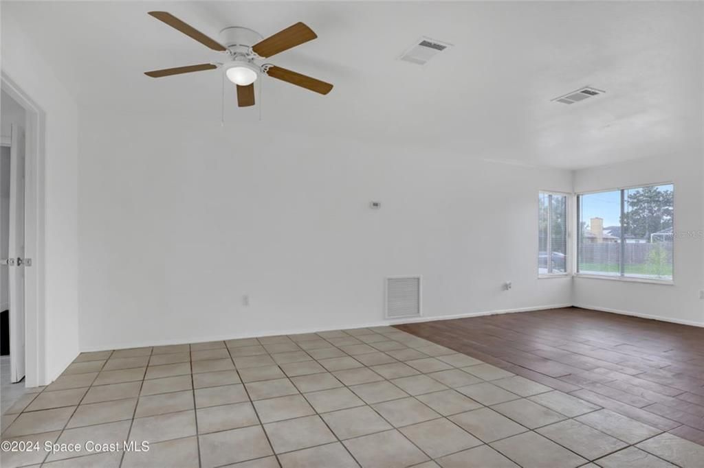 For Sale: $265,000 (3 beds, 2 baths, 912 Square Feet)