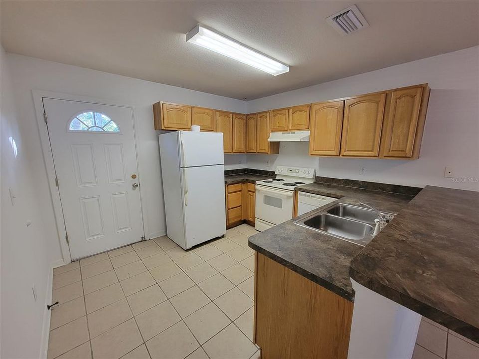 For Rent: $1,300 (3 beds, 2 baths, 1162 Square Feet)