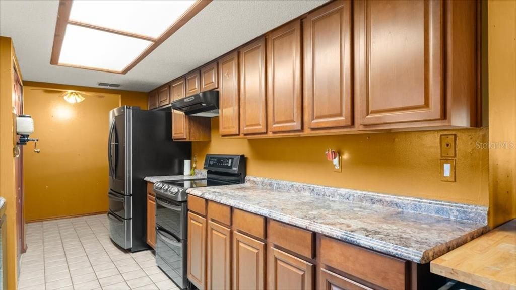 For Sale: $249,900 (2 beds, 2 baths, 1876 Square Feet)