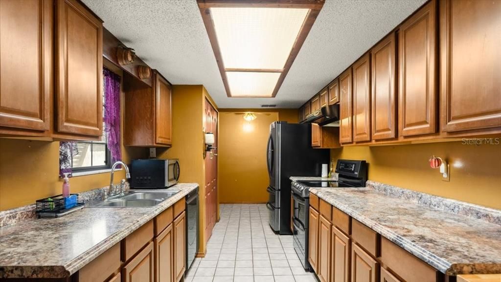 For Sale: $249,900 (2 beds, 2 baths, 1876 Square Feet)