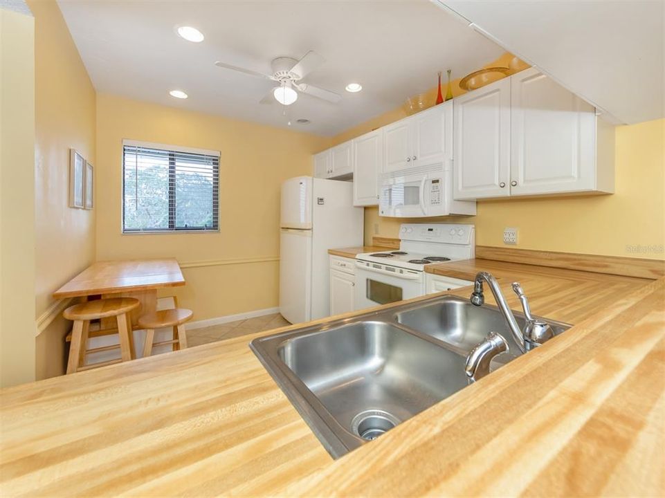 For Sale: $214,000 (2 beds, 2 baths, 1105 Square Feet)