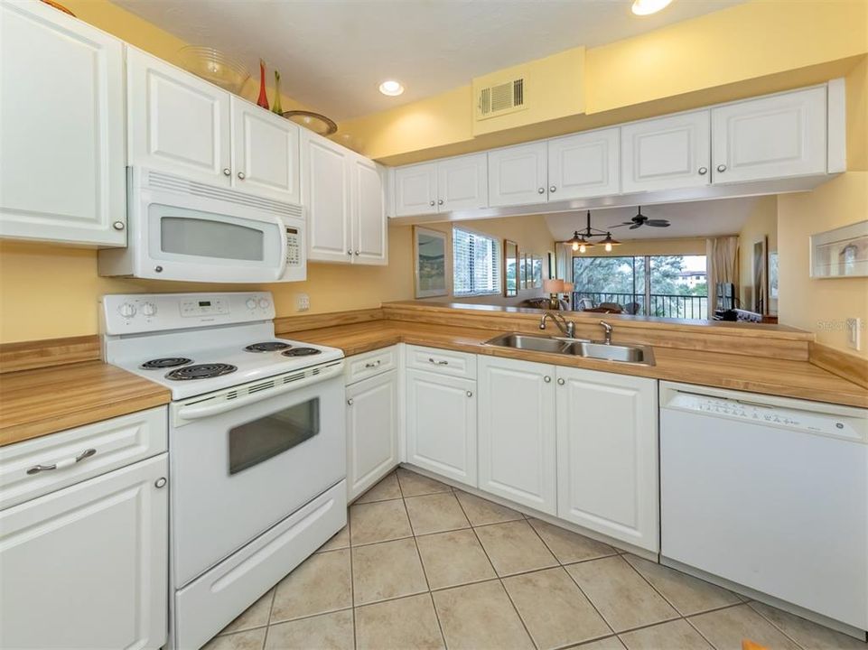 For Sale: $214,000 (2 beds, 2 baths, 1105 Square Feet)