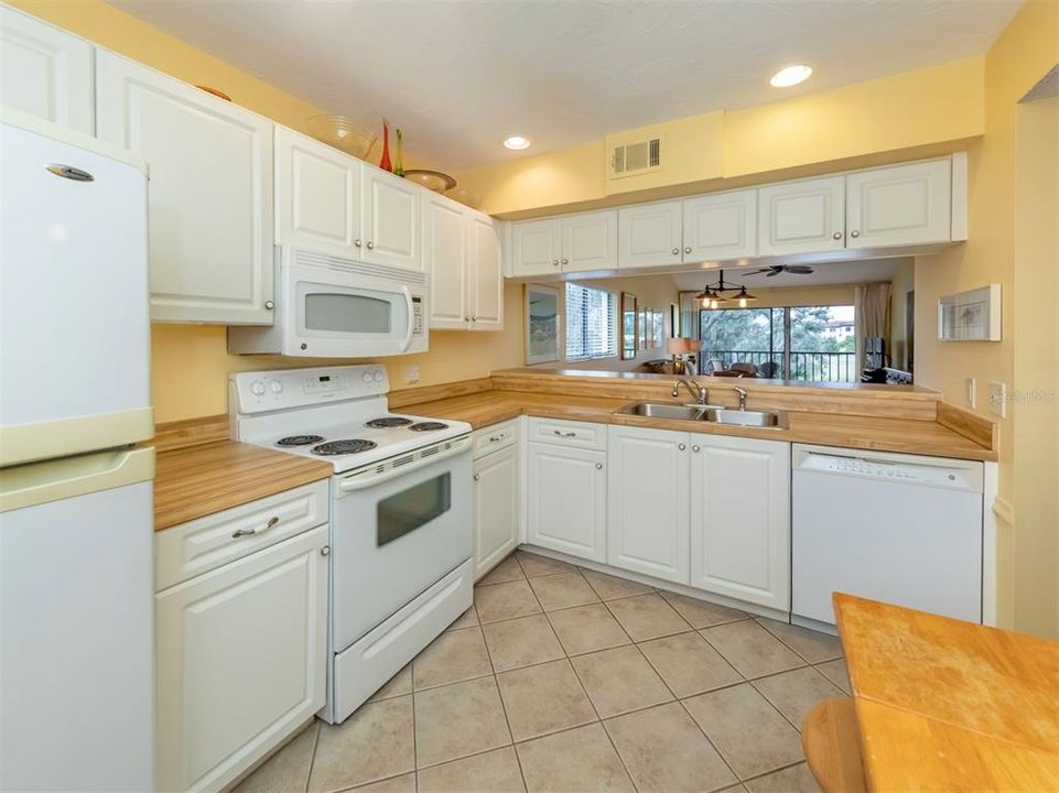 For Sale: $214,000 (2 beds, 2 baths, 1105 Square Feet)