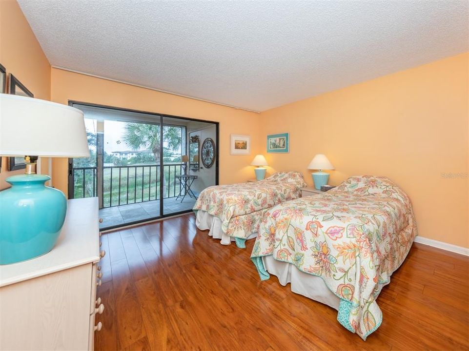 For Sale: $214,000 (2 beds, 2 baths, 1105 Square Feet)