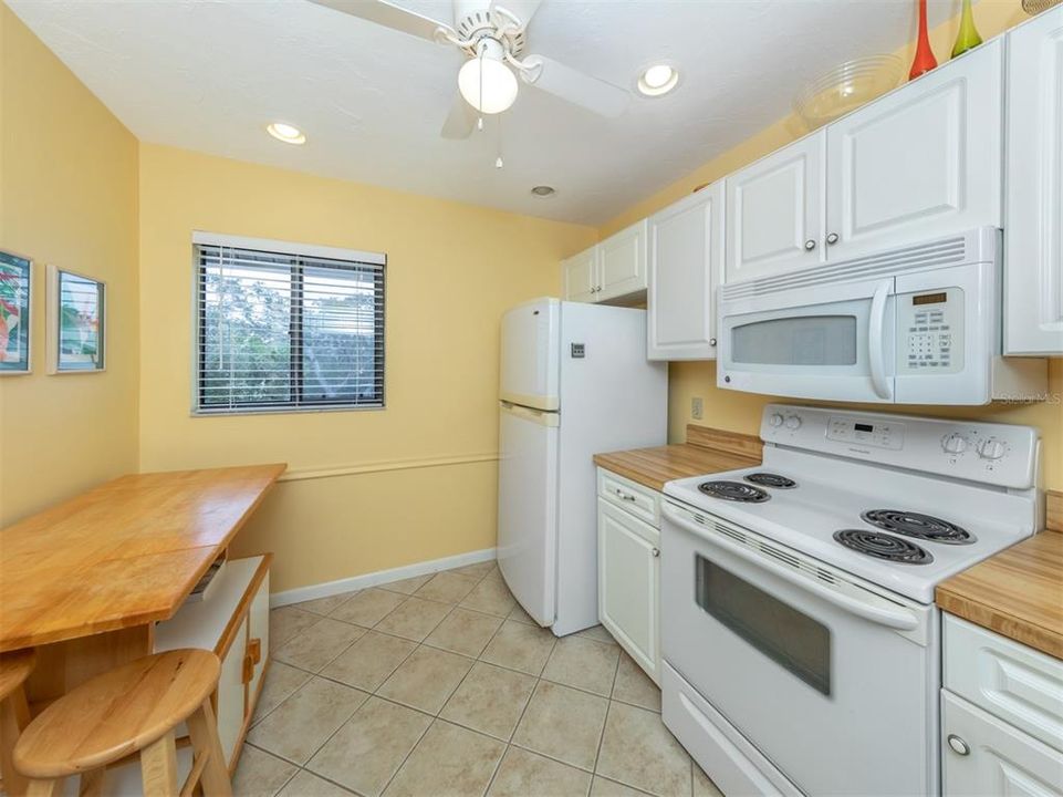 For Sale: $214,000 (2 beds, 2 baths, 1105 Square Feet)