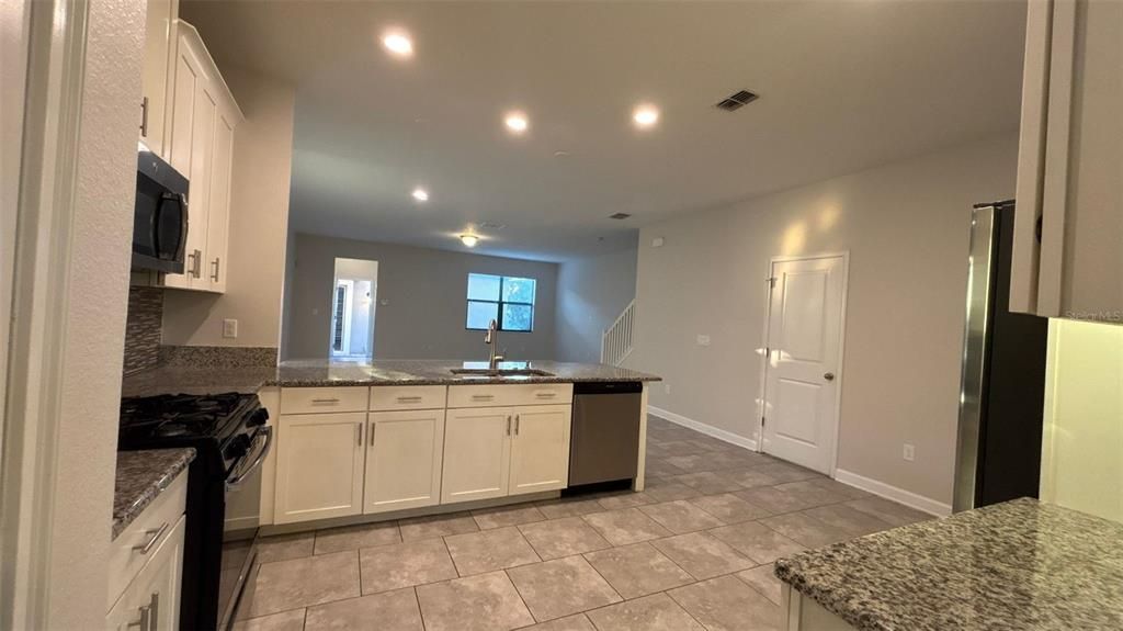 For Rent: $3,045 (3 beds, 2 baths, 2199 Square Feet)