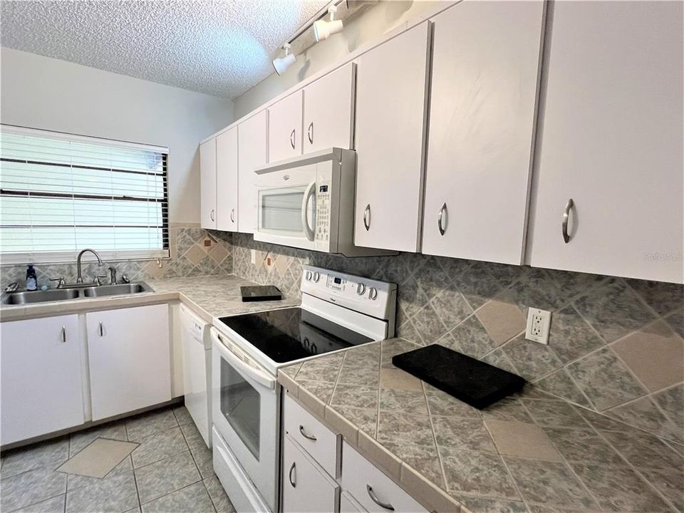 For Sale: $149,500 (2 beds, 2 baths, 1036 Square Feet)