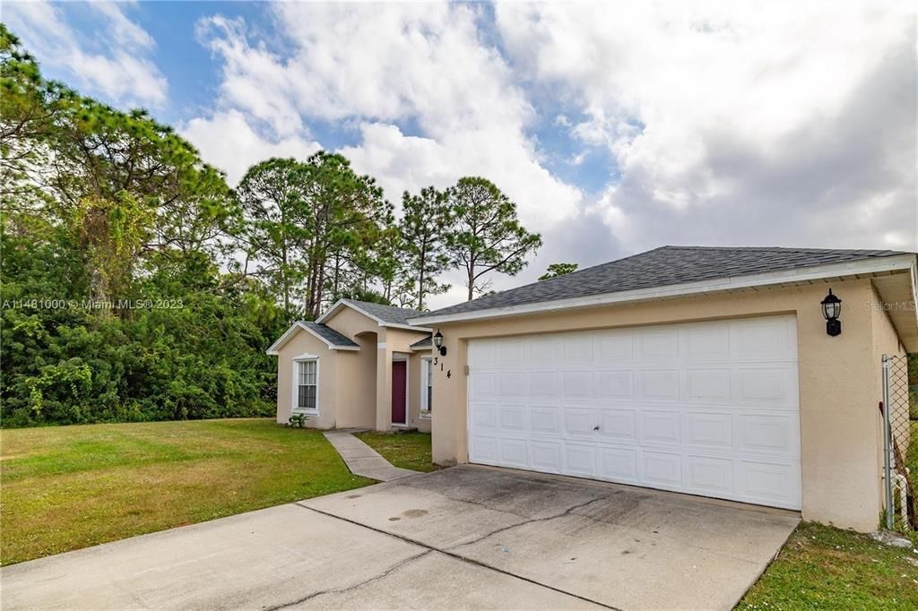 For Sale: $320,000 (3 beds, 2 baths, 1562 Square Feet)