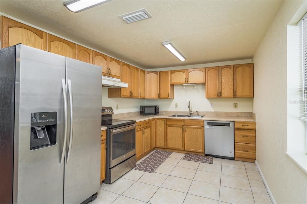 For Rent: $2,400 (3 beds, 2 baths, 1824 Square Feet)