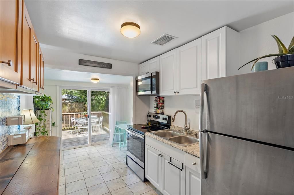 For Sale: $320,000 (3 beds, 1 baths, 878 Square Feet)