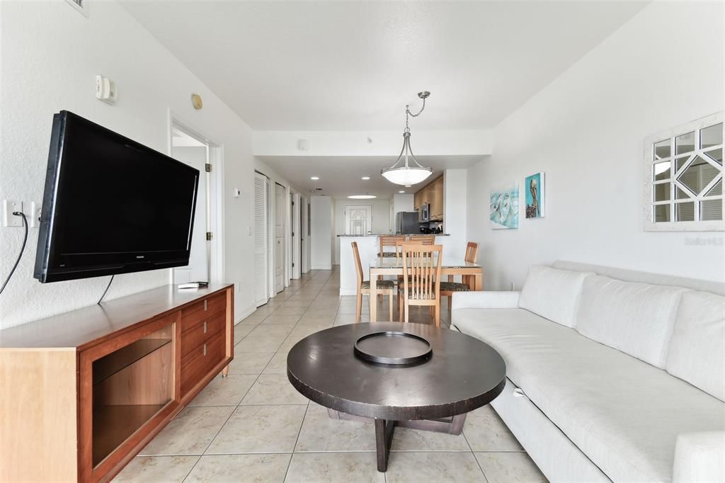 For Sale: $560,000 (2 beds, 2 baths, 914 Square Feet)