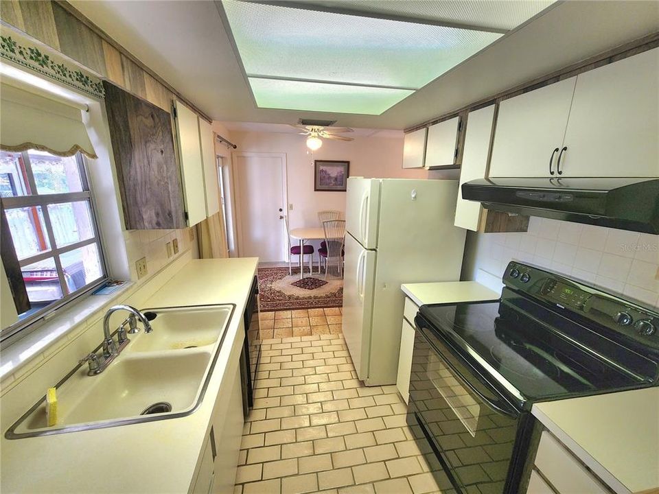 For Sale: $198,500 (2 beds, 2 baths, 1000 Square Feet)