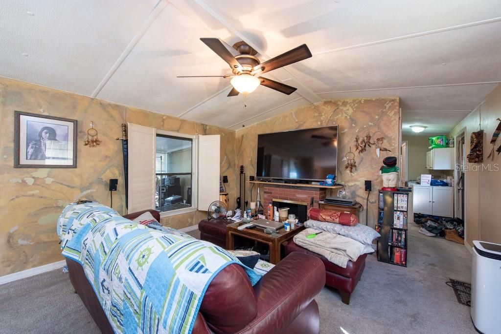 For Sale: $138,000 (2 beds, 1 baths, 925 Square Feet)