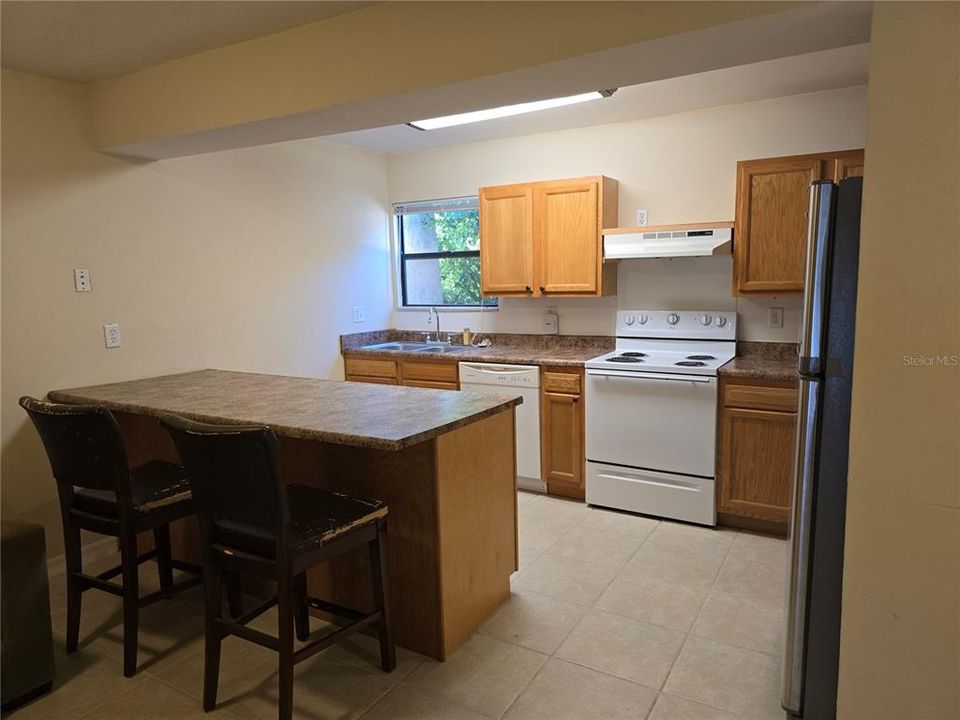 For Rent: $1,100 (2 beds, 1 baths, 876 Square Feet)