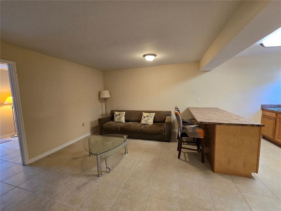 For Rent: $1,100 (2 beds, 1 baths, 876 Square Feet)