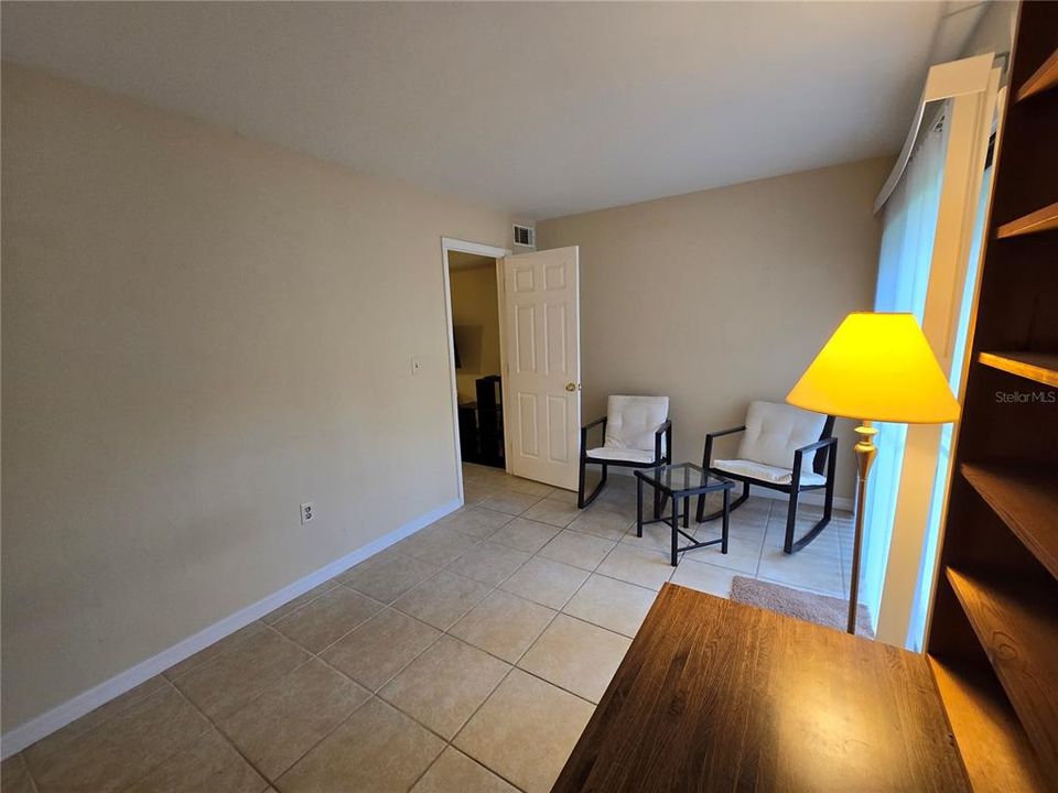 For Rent: $1,100 (2 beds, 1 baths, 876 Square Feet)