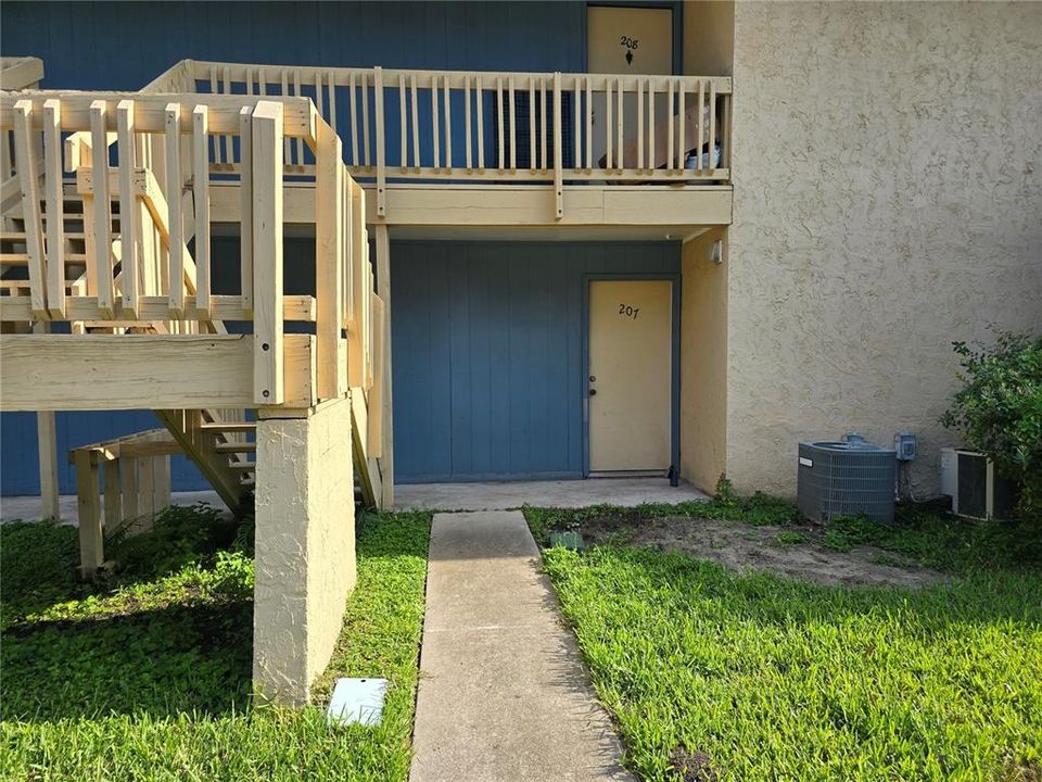 For Rent: $1,100 (2 beds, 1 baths, 876 Square Feet)