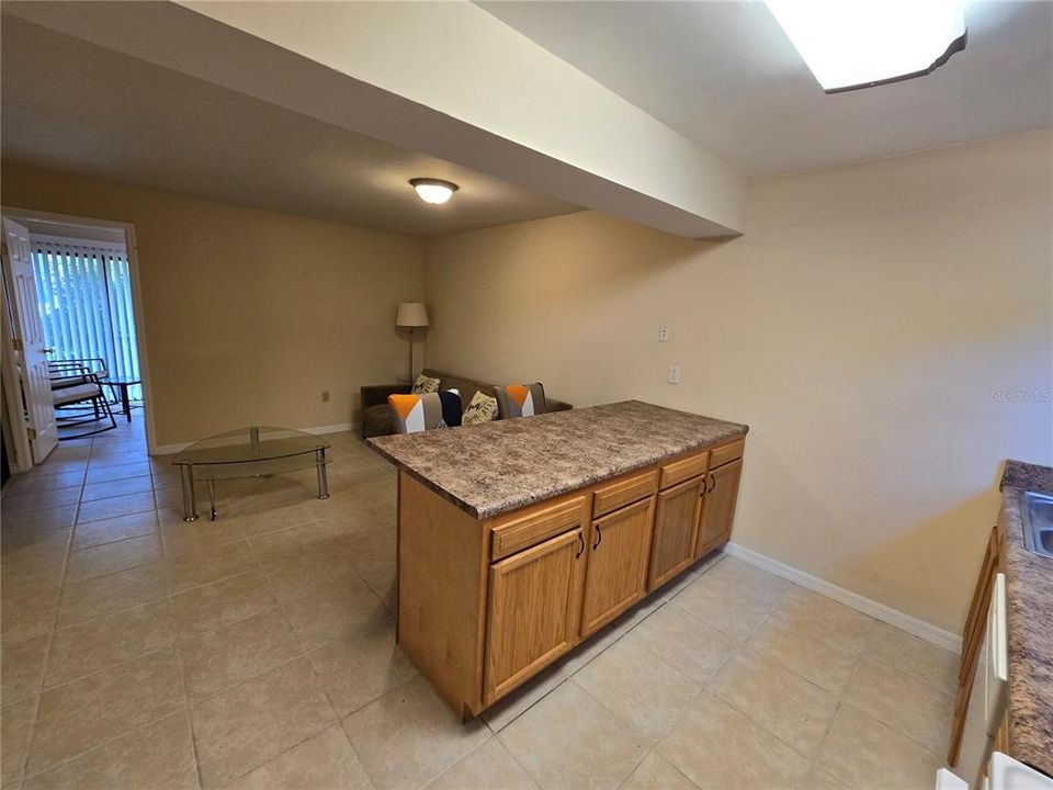 For Rent: $1,100 (2 beds, 1 baths, 876 Square Feet)