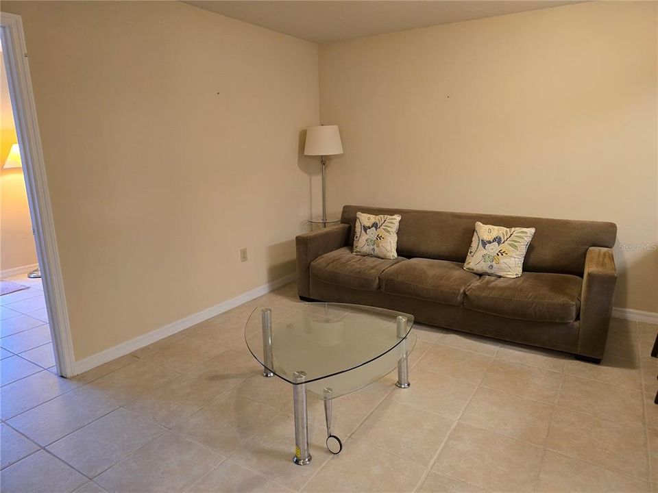 For Rent: $1,100 (2 beds, 1 baths, 876 Square Feet)