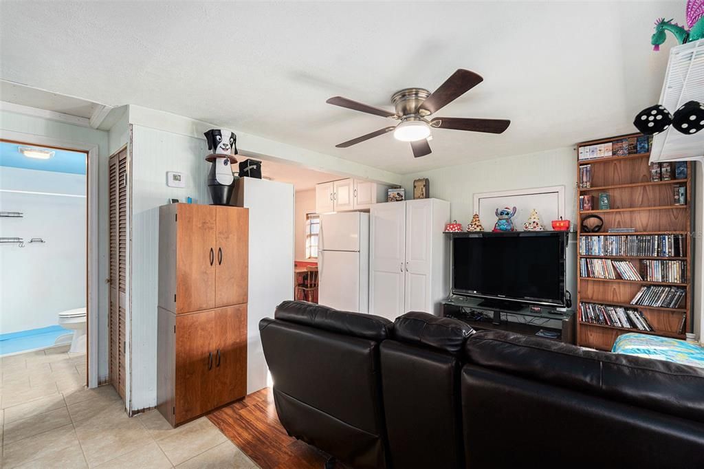 For Sale: $175,000 (2 beds, 1 baths, 915 Square Feet)