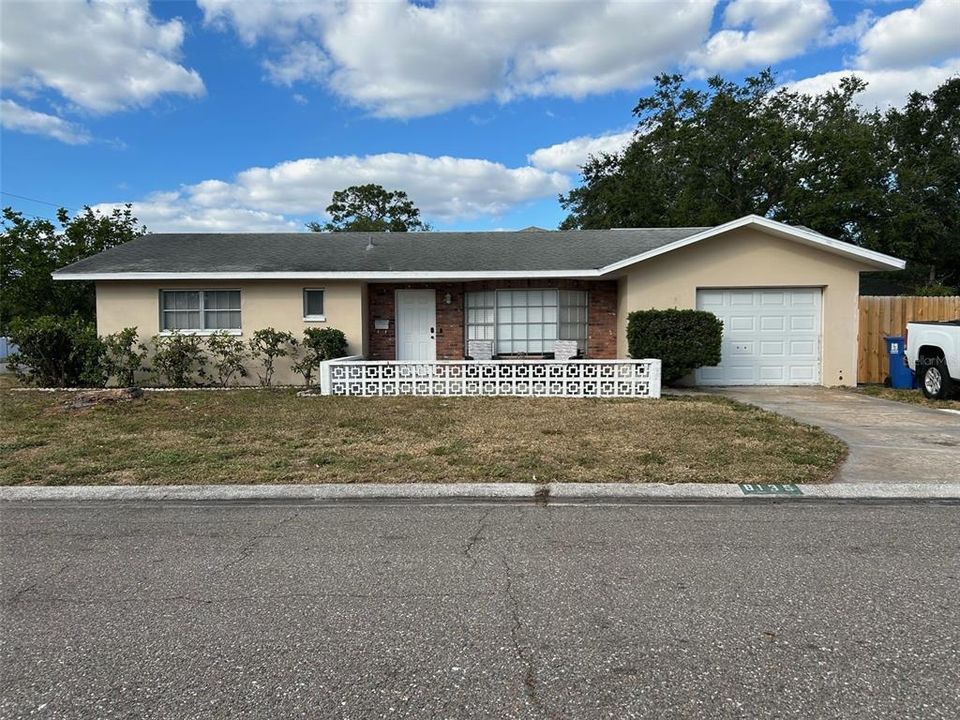 For Sale: $325,000 (2 beds, 2 baths, 932 Square Feet)