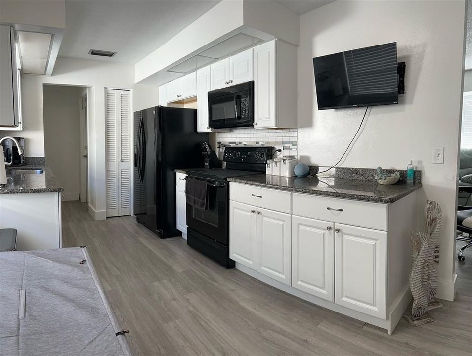 For Sale: $325,000 (2 beds, 2 baths, 932 Square Feet)