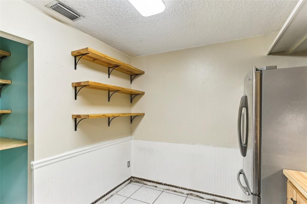 For Sale: $199,999 (2 beds, 2 baths, 910 Square Feet)