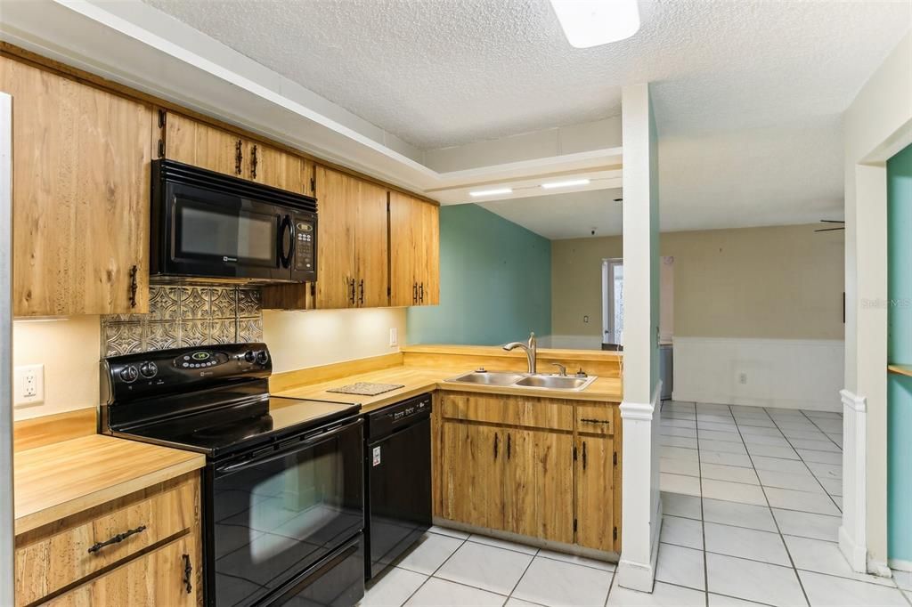 For Sale: $199,999 (2 beds, 2 baths, 910 Square Feet)