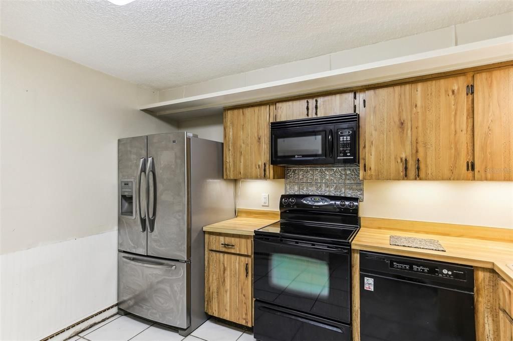 For Sale: $199,999 (2 beds, 2 baths, 910 Square Feet)