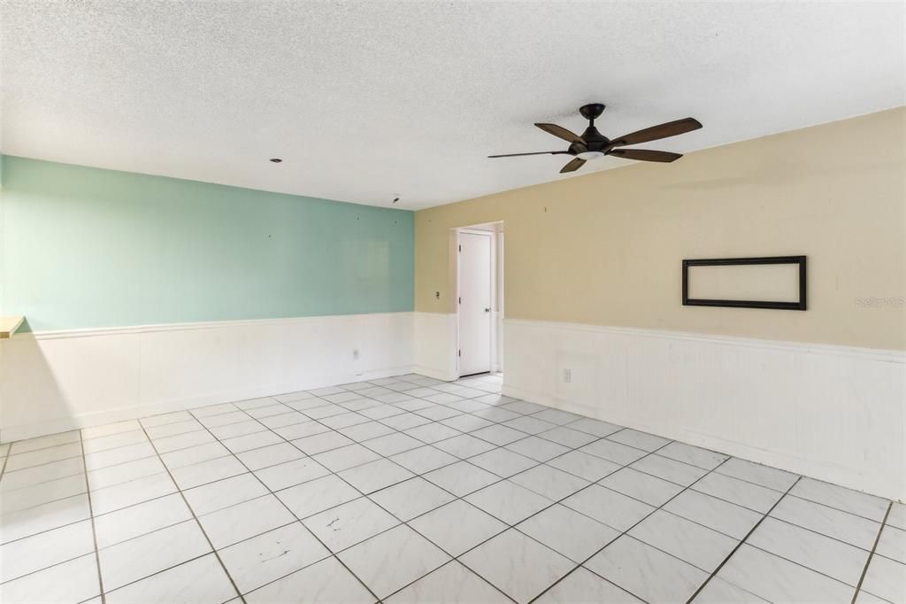 For Sale: $199,999 (2 beds, 2 baths, 910 Square Feet)