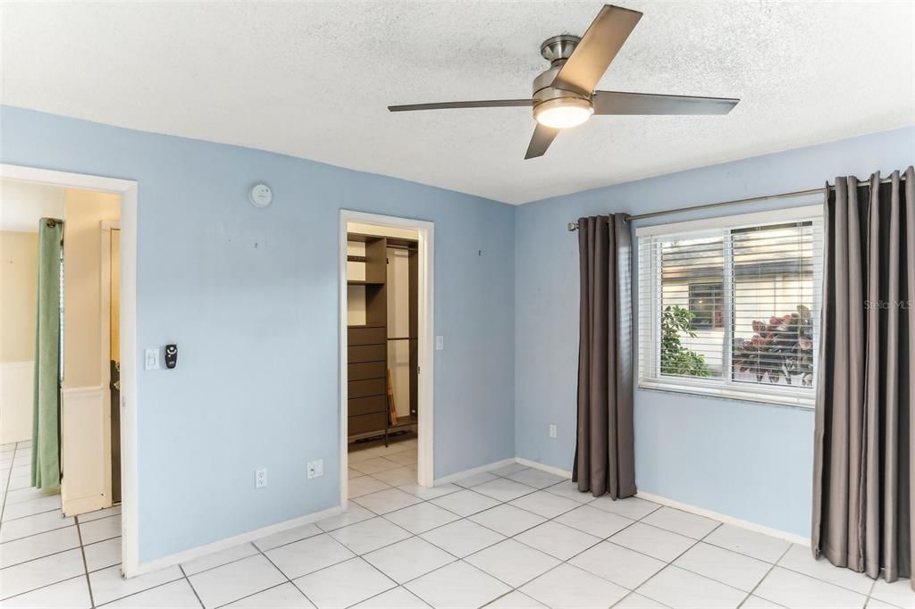 For Sale: $199,999 (2 beds, 2 baths, 910 Square Feet)