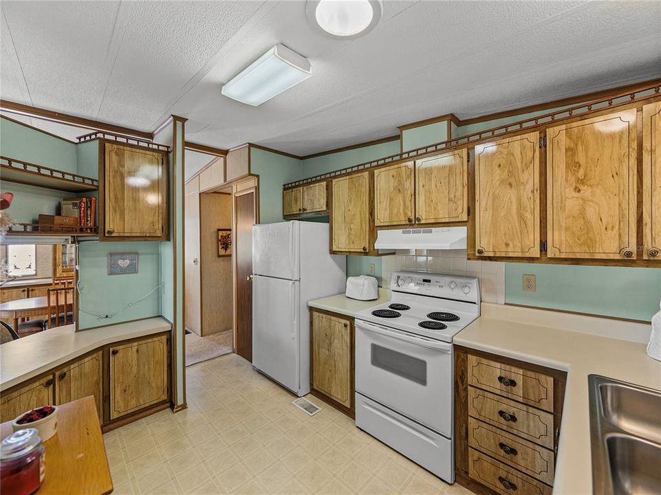 For Sale: $174,900 (2 beds, 2 baths, 1144 Square Feet)