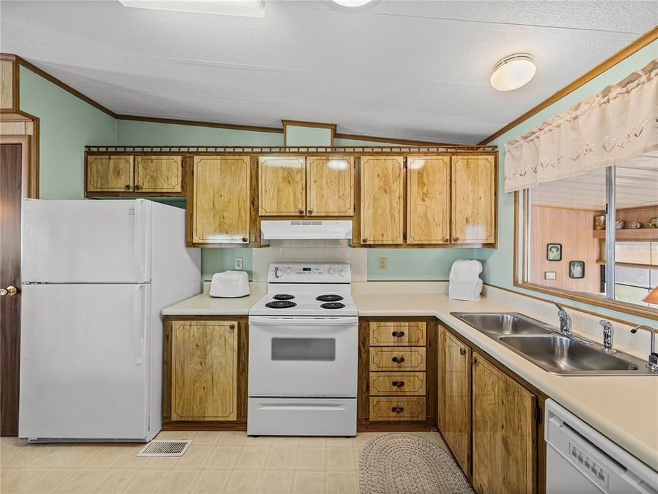 For Sale: $174,900 (2 beds, 2 baths, 1144 Square Feet)