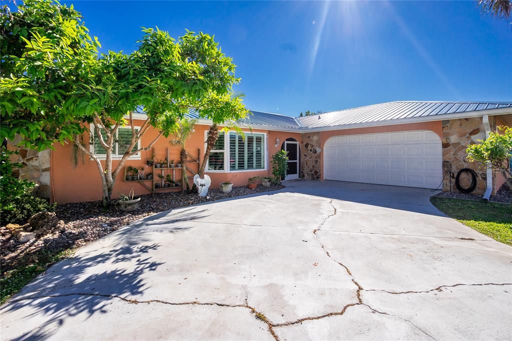 For Sale: $585,000 (3 beds, 2 baths, 1736 Square Feet)