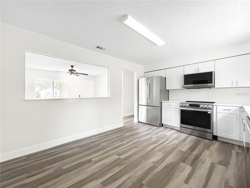 For Sale: $249,900 (3 beds, 2 baths, 1300 Square Feet)